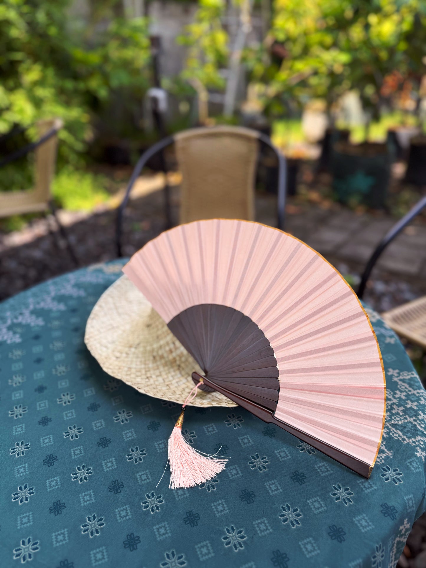 Peach Darling – Your Perfect Summer Companion Stay cool in style with a touch of tropical elegance.