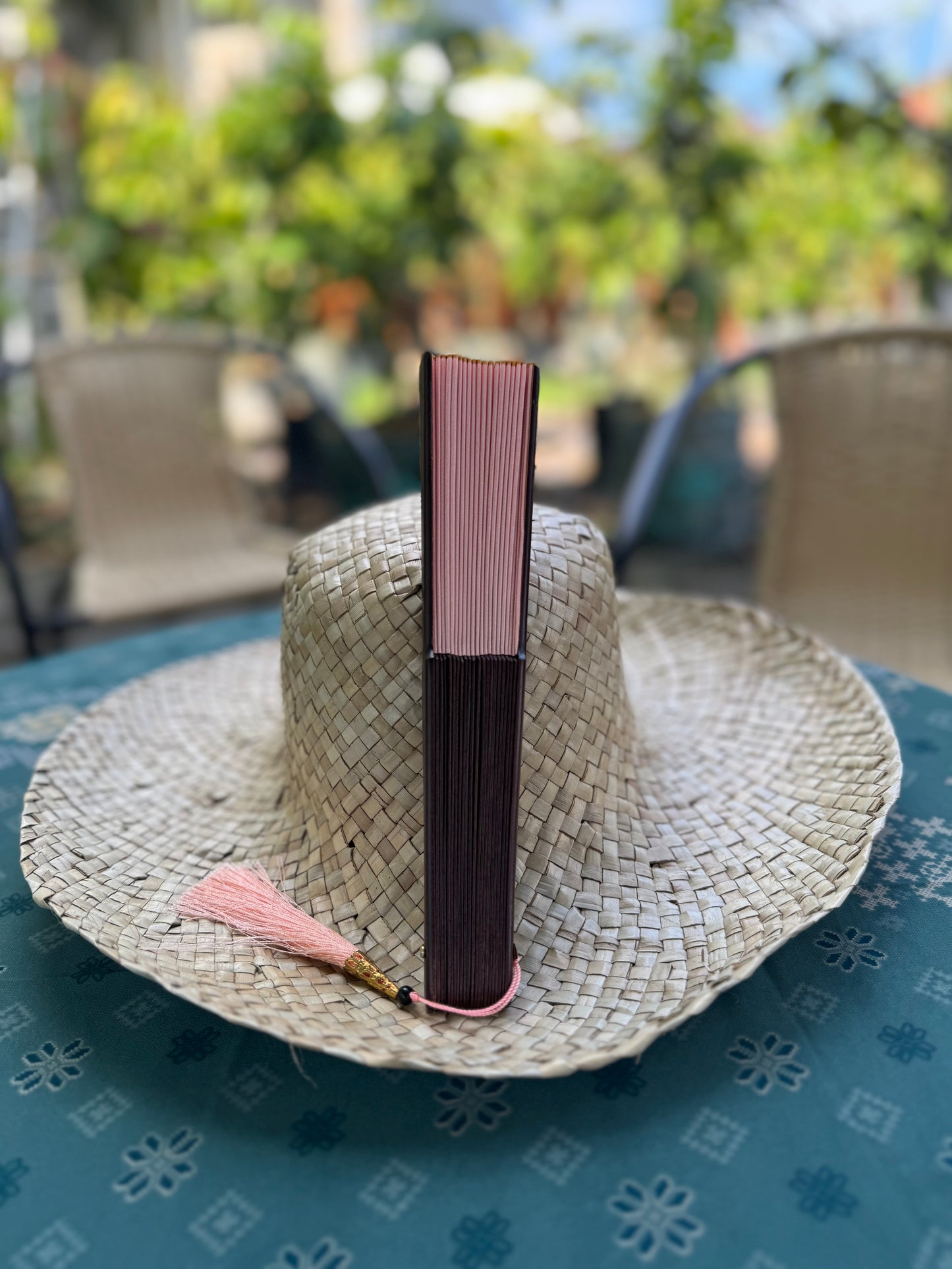 Peach Darling – Your Perfect Summer Companion Stay cool in style with a touch of tropical elegance.
